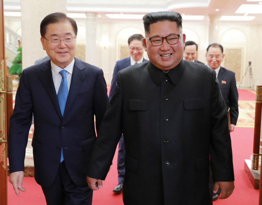 문재인 대통령의 특별 사절단의 정의용 국가안보실장이 5일 북한 평양노동당 본부 청사에서 김정은 북한 국방위원장을 만나 인사한 뒤 회담장으로 이동하고 있다. 5인의 대북 특사단은 평양에 11시간 40분을 체류하며 남북정상회담 일정·남북관계 진전·비핵화 방안 협의를 마치고 오후 서울공항을 통해 귀환했다.   청와대 제공